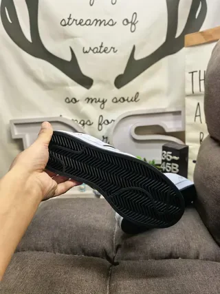Adidas Superstar 白色和黑色生活方式运动鞋 4