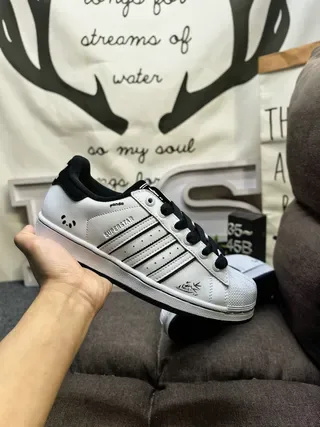 Adidas Superstar 白色和黑色生活方式运动鞋 5