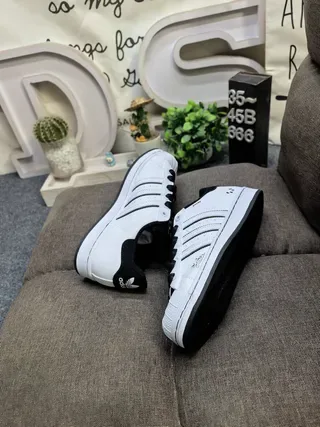 Adidas Superstar 白色和黑色生活方式运动鞋 6