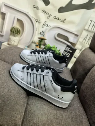 Adidas Superstar 白色和黑色生活方式运动鞋 7