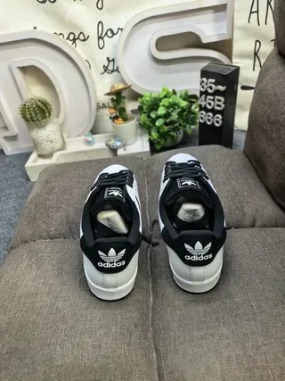 Adidas Superstar 白色和黑色生活方式运动鞋 8