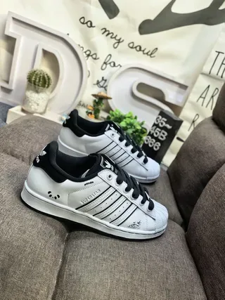 Adidas Superstar 白色和黑色生活方式运动鞋 9