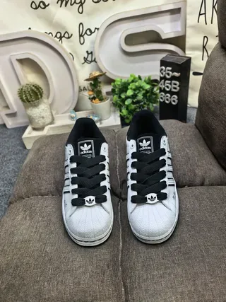 Adidas Superstar 白色和黑色生活方式运动鞋 10