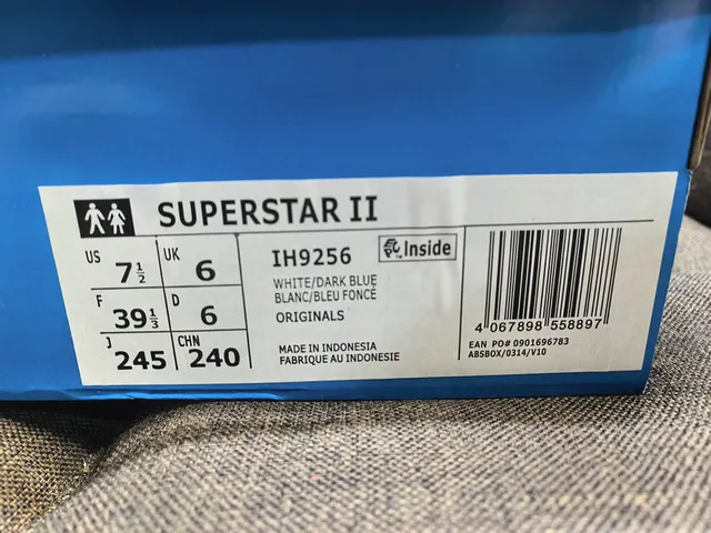 Adidas Superstar 白色和海军蓝生活方式运动鞋 2