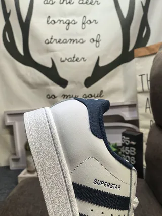 Adidas Superstar 白色和海军蓝生活方式运动鞋 3