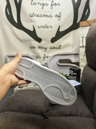 Adidas Superstar 白色和海军蓝生活方式运动鞋 4