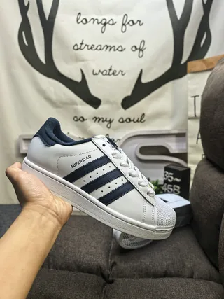 Adidas Superstar 白色和海军蓝生活方式运动鞋 5