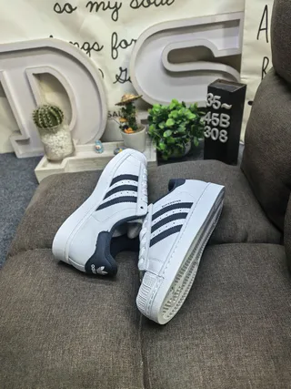 Adidas Superstar 白色和海军蓝生活方式运动鞋 6