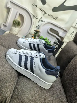 Adidas Superstar 白色和海军蓝生活方式运动鞋 7