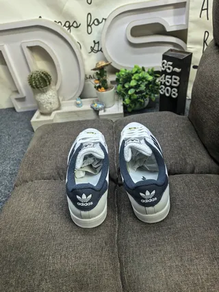 Adidas Superstar 白色和海军蓝生活方式运动鞋 8