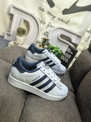 Adidas Superstar 白色和海军蓝生活方式运动鞋 9