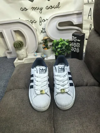 Adidas Superstar 白色和海军蓝生活方式运动鞋 10