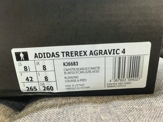 Adidas TERREX सफेद और काले दौड़ने के जूते 2