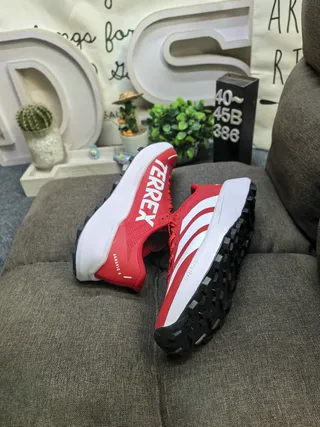 Adidas TERREX सफेद और काले दौड़ने के जूते 6