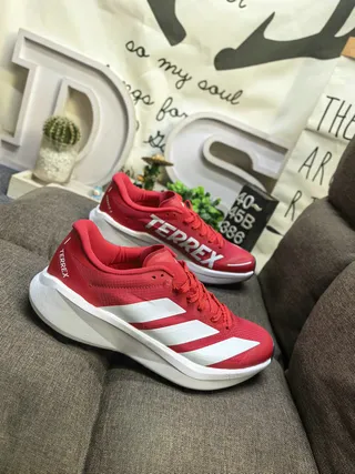 Adidas TERREX सफेद और काले दौड़ने के जूते 9