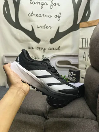 Adidas TERREX सफेद और काले दौड़ने के जूते 15