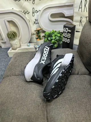 Adidas TERREX सफेद और काले दौड़ने के जूते 16