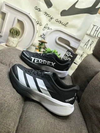 Adidas TERREX सफेद और काले दौड़ने के जूते 17