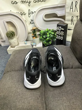 Adidas TERREX सफेद और काले दौड़ने के जूते 18