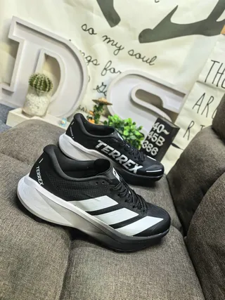 Adidas TERREX सफेद और काले दौड़ने के जूते 19