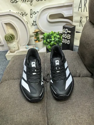 Adidas TERREX सफेद और काले दौड़ने के जूते 20