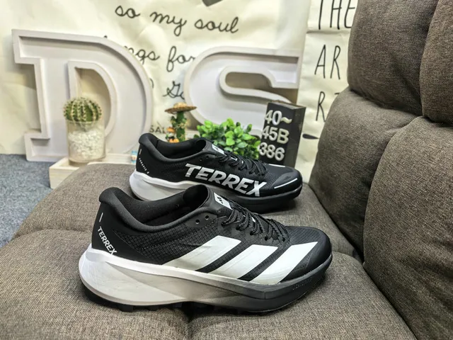Adidas TERREX सफेद और काले दौड़ने के जूते 21