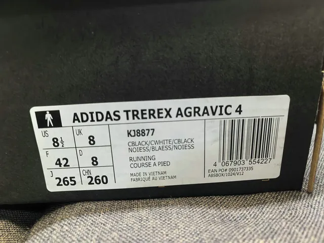 Adidas TERREX सफेद और काले दौड़ने के जूते 22