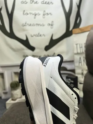 Adidas TERREX सफेद और काले दौड़ने के जूते 23