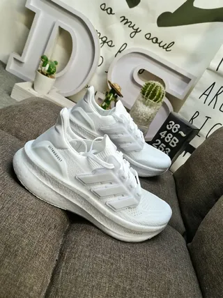 Adidas Ultraboost সাদা একরঙা রানিং শু 9
