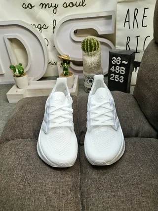 Adidas Ultraboost সাদা একরঙা রানিং শু 10