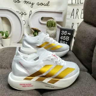 Adidas सफेद और सोने के तीन धार वाली दौड़ने की जूते