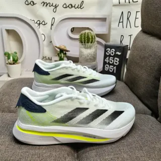 Adidas chaussures de course blanches et noires en upper de maille léger avec trois rayures