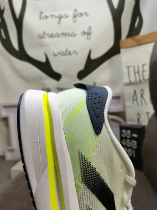 Adidas সাদা কালো হালকা বুনন উপর তিন স্ট্রাইপ দৌড়ানো জুতো 3