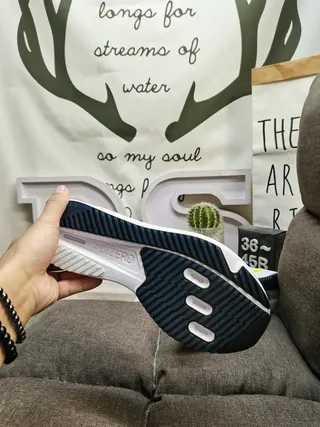 Adidas সাদা কালো হালকা বুনন উপর তিন স্ট্রাইপ দৌড়ানো জুতো 4