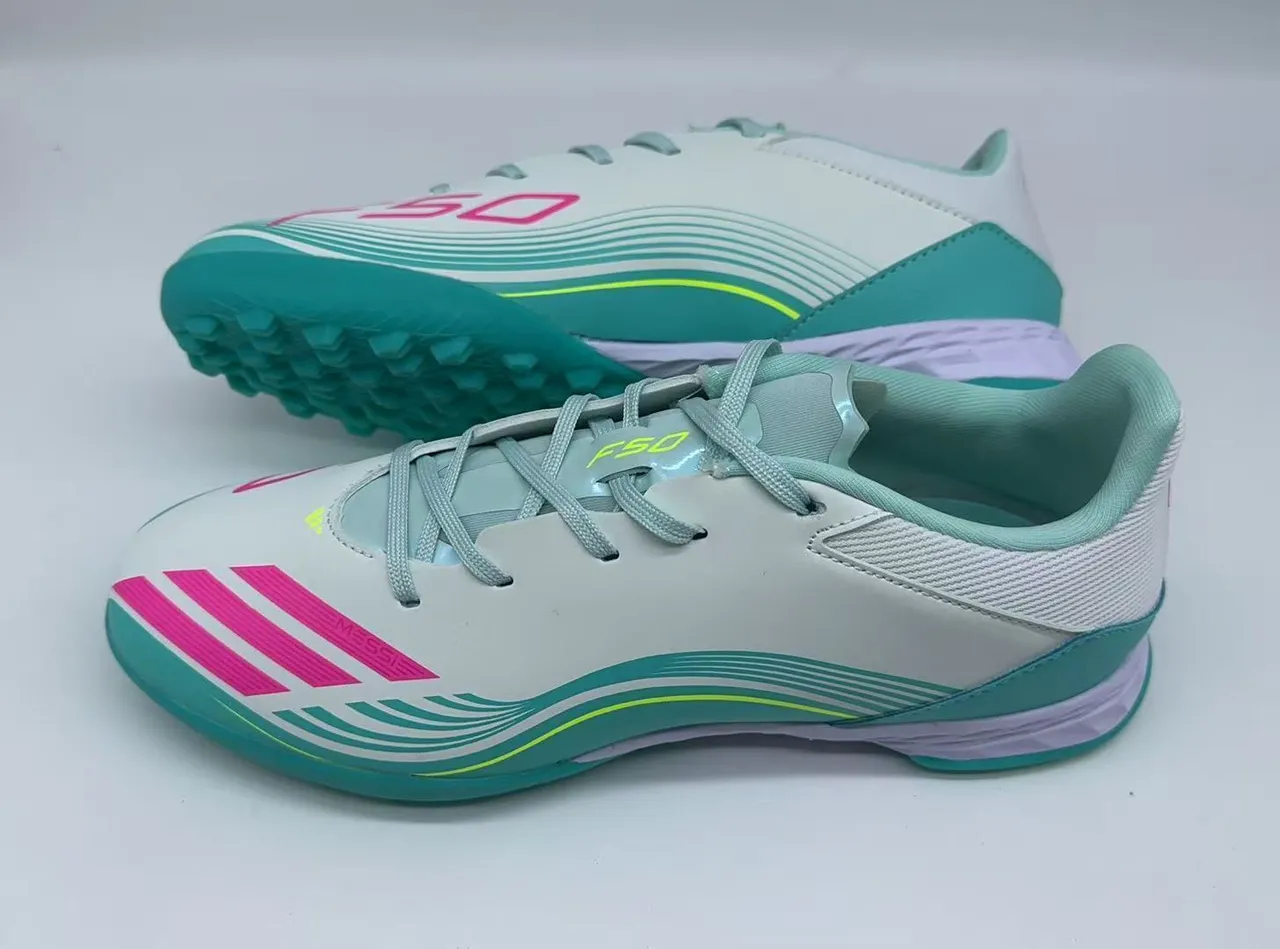 Adidas حذاء أبيض أزرق منخفض القطع ثلاث شرائط علامة جانبية لملعب كرة القدم على العشب 3