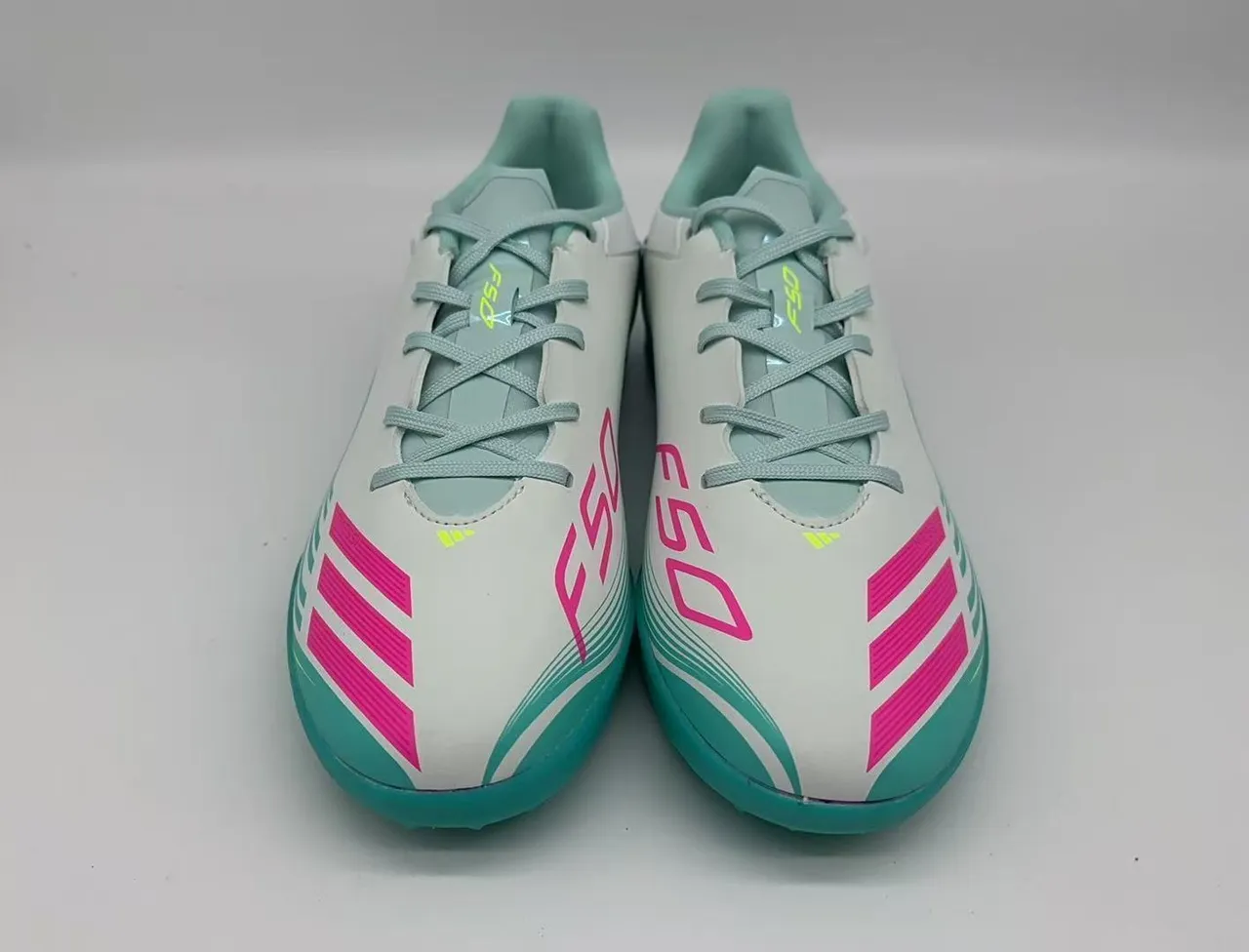 Adidas حذاء أبيض أزرق منخفض القطع ثلاث شرائط علامة جانبية لملعب كرة القدم على العشب 4