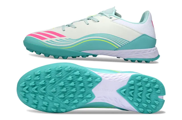 Adidas حذاء أبيض أزرق منخفض القطع ثلاث شرائط علامة جانبية لملعب كرة القدم على العشب 10