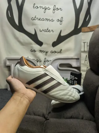 Adidas Chaussures de football intérieur blanc marron sans lacets sangle Velcro capuchon orteil matelassé 5
