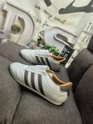 Adidas Chaussures de football intérieur blanc marron sans lacets sangle Velcro capuchon orteil matelassé 7