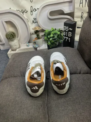 Adidas Chaussures de football intérieur blanc marron sans lacets sangle Velcro capuchon orteil matelassé 8