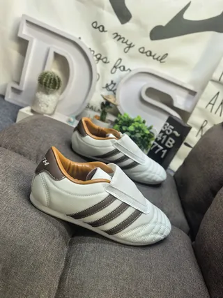 Adidas Chaussures de football intérieur blanc marron sans lacets sangle Velcro capuchon orteil matelassé 9