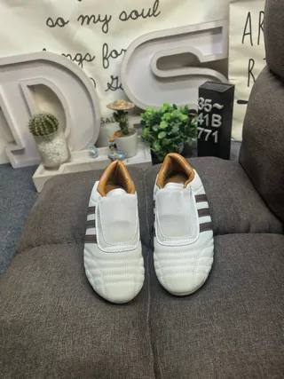 Adidas Chaussures de football intérieur blanc marron sans lacets sangle Velcro capuchon orteil matelassé 10