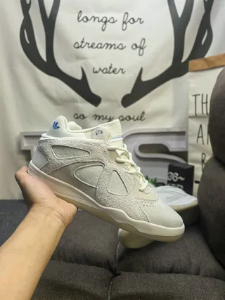 Adidas Baskets Blanches Grises Low-Top en Daim et Recouvrement Synthétique 5