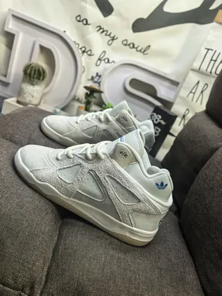Adidas Baskets Blanches Grises Low-Top en Daim et Recouvrement Synthétique 7