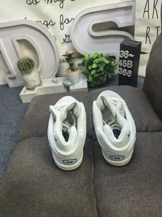 Adidas Baskets Blanches Grises Low-Top en Daim et Recouvrement Synthétique 8