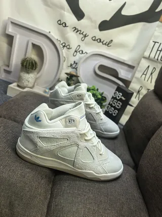 Adidas Baskets Blanches Grises Low-Top en Daim et Recouvrement Synthétique 9