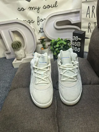Adidas Baskets Blanches Grises Low-Top en Daim et Recouvrement Synthétique 10