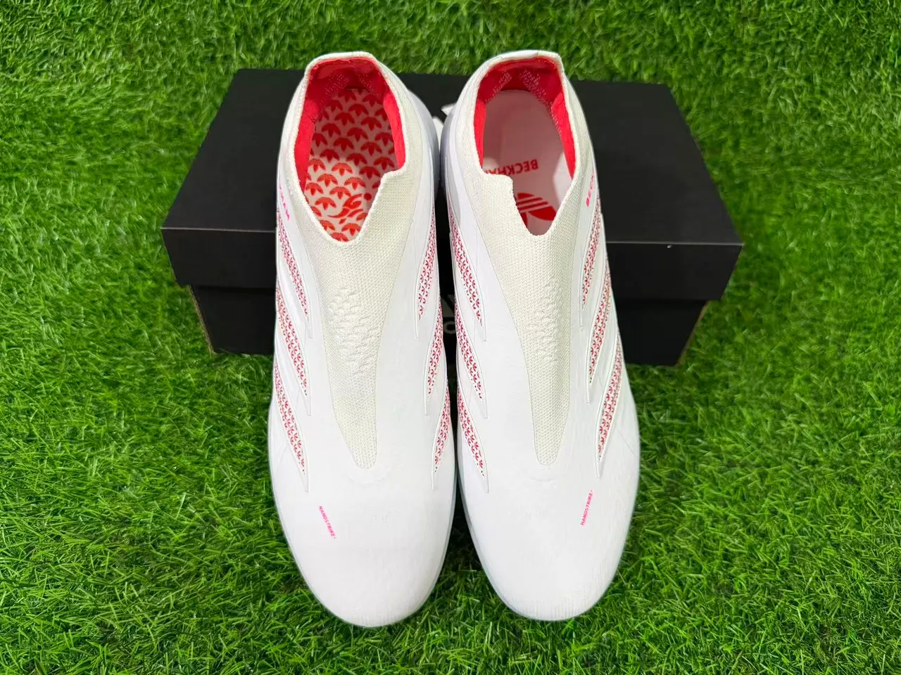 Adidas সাদা লাল লেসবিহীন সক-ফিট আপার মোল্ডেড টার্ফ স্টাডস কৃত্রিম ঘাস সকার জুতা 2