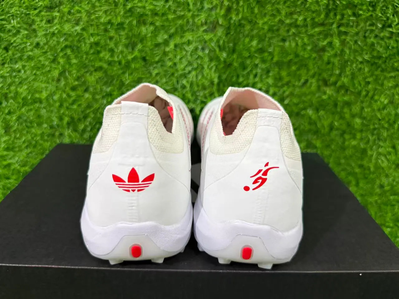 Adidas সাদা লাল লেসবিহীন সক-ফিট আপার মোল্ডেড টার্ফ স্টাডস কৃত্রিম ঘাস সকার জুতা 3