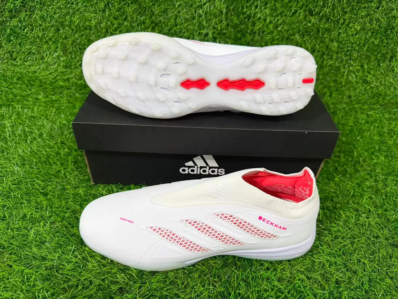 Adidas সাদা লাল লেসবিহীন সক-ফিট আপার মোল্ডেড টার্ফ স্টাডস কৃত্রিম ঘাস সকার জুতা 4